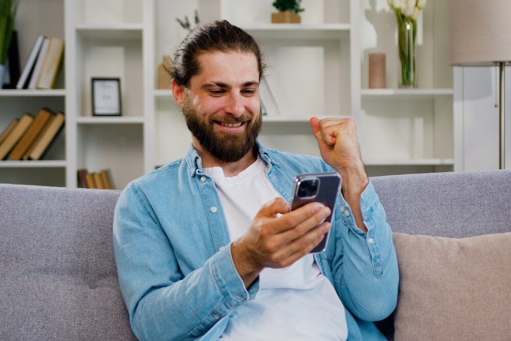 Man bidding in an auction item using a mobile device