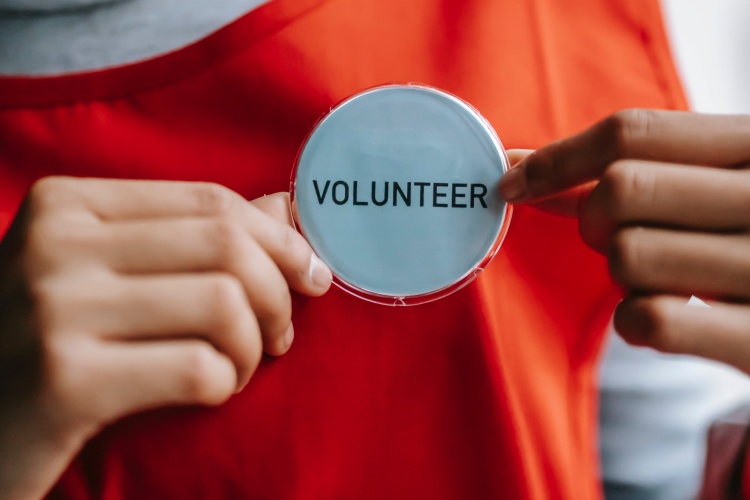 Volunteer button on red shirt